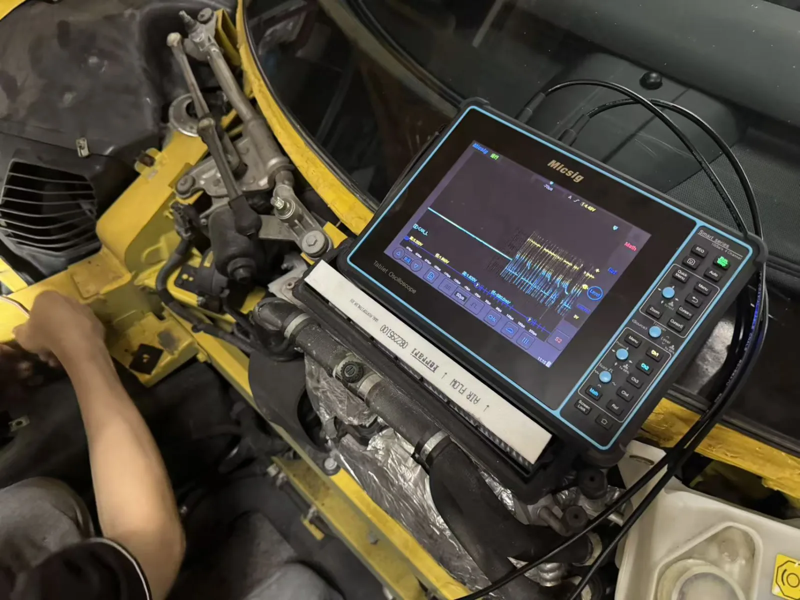 克服高難度電腦模塊謎題！Ferrari 458 Spider 儀錶底盤燈全亮之終極深度修復!